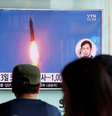 Sul-coreanos assistem à informativo sobre o lançamento de mísseis por parte da Coreia do Norte  Foto: EFE