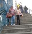 Portadora de deficiência visual, Sandra R. Lima tem de contar com a ajuda de amigas para subir e descer as escadas da estação de trem do Riachuelo – entre Maracanã e Engenho de Dentro. É o seu caminho diário para o trabalho.  Foto: Silvio Barsetti / Especial para Terra