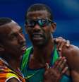 Na altura da metade da prova Odair Santos trocou seu guia e indicava que iria dar seu último gás no trecho final para assegurar o primeiro ouro do Brasil nessas Paralimpíadas. Figurando entre os primeiros colocados, o atleta assumiu a frente faltando duas voltas para completar os 5000m.  Foto: Divulgação/CPB