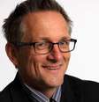 Michael Mosley fez uma série de exames que comprovaram o declínio de sua visão  Foto: BBC / BBC News Brasil