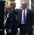 Hillary Clinton deixa o ato de homenagem às vítimas do 11 de setembro  Foto: Getty Images