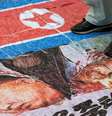 Manifestante pisa em cartaz com a foto do líder norte-coreano Kim Jong-un duranten manifestação na Coreia do Sul  Foto: EFE