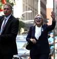 Depois de passar mal e ser medicada, Hillary sai da casa da filha, em Nova York, e cumprimenta fotógrafos: 'É um dia bonito em Nova York'  Foto: Getty Images