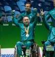 Eliseu (à esq., com a medalha na boca) e Marcelo ao lado do reserva Dirceu Pinto: irmãos ganharam a prata juntos  Foto: CPB / BBC News Brasil
