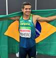 Edson Pinheiro comemora sua primeira medalha nos Jogos Paralímpicos com a bandeira brasileira  Foto: Twitter/Brasil 2016