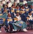 Luiz Cláudio (no centro e com a bandeira nacional no colo) participa do desfile dos atletas nos Jogos Paralímpicos de 1984  Foto: Agência Brasil / BBC News Brasil