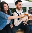 Pesquisadores na Suíça confirmaram o que muita gente já desconfiava: beber um copo de cerveja pode deixar as pessoas mais sociáveis  Foto: Getty Images