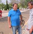 Celso Antiveri (PSDB, de camisa azul) conversa com eleitores em Miraselva (PR): "Perde um pouco da graça", diz candidato único sobre campanha  Foto: BBC News Brasil