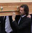 Jim Carey durante o funeral de sua ex-namorada Cathriona White  Foto: Getty Images