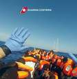 Refugiados em barco no mar Mediterrâneo são resgatados pela Guarda Costeira Italiana  Foto: EFE