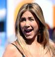 De acordo com uma fonte do site 'Us Weekly', a atriz Jennifer Aniston considerou o fim do casamento de Angelina Jolie e Brad Pitt um 'carma'  Foto: PurePeople