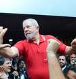 O ex-presidente Luiz Inácio Lula da Silva cumprimenta manifestantes após entrevista coletiva em São Paulo  Foto: Rovena Rosa/Agência Brasil
