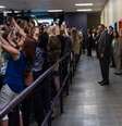 'Todos os que querem uma selfie, virem de costas agora', disse Clinton. E seu eleitores obedeceram  Foto: Cortesia de Barbara Kinney / Hillary for America