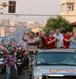 O vice-governador de Goiás, José Eliton de Figuerêdo Júnior (de azul ao centro), foi baleado durante carreata do candidato à prefeitura de Itumbiara José Gomes da Rocha (de vermelho ao centro), que também foi atingido pelos tiros. O candidato não resistiu aos ferimentos e morreu no local  Foto: Agência Brasil