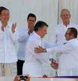 O presidente da Colômbia, Juan Manuel Santos, e o líder máximo das Farc, Rodrigo Londoño Echeverri, se cumprimentam após assinarem o acordo de paz  Foto: EFE