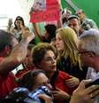 O acompanhamento da ex-presidente por profissionais da imprensa havia sido proibido pelo juiz Niwton Carpes da Silva, titular da 160ª Zona Eleitoral. Ele alegou que Dilma "é uma cidadã comum" e "não deve ter o voto registrado".  Foto: Vinicius Costa/FuturaPress