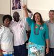 Canditada à prefeitura do Rio Jandira FeghaliJ vota no Rio acompanhada  do seu candidato a vice Edson Santos, da deputada Benedita da Silva e do senador Lindberg Faria  Foto: Akemi Nathara / Agência Brasil