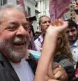 O ex-presidente Luiz Inácio Lula da Silva durante caminhada de campanha do candidato à reeleição pelo PT, Fernando Haddad, no centro de São Paulo (SP), na manhã de sexta-feira (30)  Foto: Uriel Punk/Futura Press