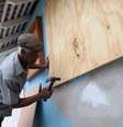Moradores de Kingston, capital da Jamaica, se preparam para a chegada do furacão Matthew que, de acordo com alertas meteorológicos, deve atingir outros países caribenhos como Cuba, República Dominicana e Haiti  Foto: Agência Brasil