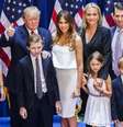 Trump e sua atual mulher, Melina, posam com filhos e enteados durante a campanha  Foto: Getty Images