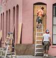 Habitantes de Charleston instalam proteções em portas e janelas para evitar danos causados pelos vendavais do furacão Matthew  Foto: EFE