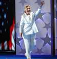 Terninho branco de Hillary recebeu todo tipo de interpretação nas redes sociais e na imprensa  Foto: Getty Images