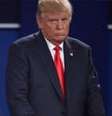 O segundo debate presidencial americano não teve púlpitos; Donald Trump e Hillary Clinton responderam às perguntas da plateia e dos moderadores caminhando pelo palco.  Foto: Getty Images / BBC News Brasil