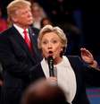 Trump e Hillary travaram na noite desse domingo (9) o debate mais quente da campanha presidencial nos Estados Unidos  Foto: EFE