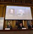 Membros do Comitê de Premiação do Nobel fazem o anúncio dos premiados deste ano na categoria Economia, em Estocolmo, na Suécia  Foto: EFE