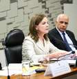 Confusão começou quando a professora  Laura Carvalho (E) citou o jantar que o presidente Michel Temer ofereceu a parlamentares na véspera da votação da propostas, e o senador José Medeiros, exaltou-se, entendendo a citação como crítica.  A senadora Gleisi Hoffimann, presidente da CAE, chegou a intervir    Foto: Agência Brasil
