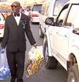 Farai Mushayademo é um vendedor de rua do Zimbábue que não passa desapercebido.  Foto: Reprodução