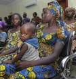 Algumas das 21 meninas de Chibok, libertadas após mais de dois anos em cativeiro, depois de negociações com o grupo terrorista Boko Haram  Foto: Agência Brasil