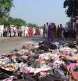 Pertences das vítimas do tumulto na ponte Rajghat, que liga a cidade de Varanasi, no norte da Índia, e que é considerada sagrada por várias religiões do país  Foto: EFE