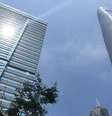 Sede do banco dos BRICS (à esq.), em Xangai; pretensão é tornar instituição global  Foto: BBC / BBC News Brasil