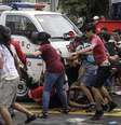 Carro da polícia atropela manifestantes nas Filipinas  Foto: EFE