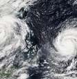 Imagem de satélite mostra os tufões Haima (dir) e Sarika (esq) próximos das Filipinas  Foto: EFE