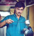 Arshad Khan vende chá em uma tradicional feira de domingo em Islamabad  Foto: Javeria Ali / BBC News Brasil