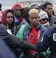 Imigrantes aguardam em longas filas pela remoção do campo de Calais  Foto: EFE
