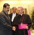 Nicolas Maduro é recebido pelo presbítero Guido Marini, chefe do escritório das celebrações litúrgicas do sumo pontífice  Foto: EFE