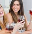 Mulheres, especialmente as mais jovens, estão expostas aos riscos do consumo de álcool quase no mesmo nível que os homens, de acordo com estudo  Foto: Thinkstock