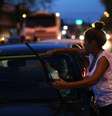 Venezuelana limpa para-brisa de carro na esquina da rua Mario Homem de Melo com a avenida Venezuela  Foto: EFE