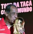 Em 2014, Carlos Alberto Torres repetiu o mítico beijo na taça da Copa. Capita morreu em outubro de 2016  Foto: AFP / LANCE!