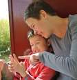 Louisa e seu filho Frank passaram por tratamento inovador de autismo  Foto: BBC Brasil