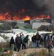 Partes do acampamento foram incendiadas neste último dia da desocupação  Foto: Getty Images