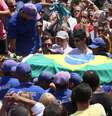 Caixão do 'Capita' foi enterrado com uma bandeira do Brasil cobrindo ele  Foto: José Lucena / Futura Press