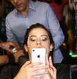 Sophia Abrahão não desgrudou do celular no backstage do São Paulo Fashion Week  Foto: AGNews, Francisco Cepeda/Francisco Silva / PurePeople
