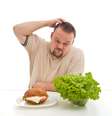 Hábitos diários como comer depressa e sem mastigar direito os alimentos e manter uma dieta rica em carboidrato, proteína e gordura também são fatores a serem levados em conta quando o assunto é mau hálito e obesidade  Foto: Nagu-Bagoly Arpad / Shutterstock