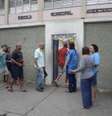 Eleitores fazem fila para entrar na Escola Municipal Avertano Rocha, em Jacarepaguá, zona oeste da capital fluminense, em dia de votação do segundo turno  Foto: Agência Brasil