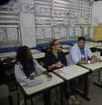 Rio de Janeiro - O presidente do Tribunal Superior Eleitoral, ministro Gilmar Mendes cumprimenta mesários da Escola Municipal Avertano Rocha onde acompanha o início da votação na cidade ()   Foto: Agência Brasil