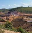Obras do dique S4, que está sedo construído na região em que localizava-se o município de Bento Rodrigues   Foto: Agência Brasil
